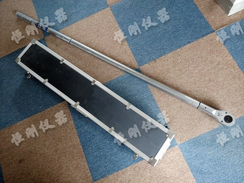 數(shù)顯式手動(dòng)扳手圖片